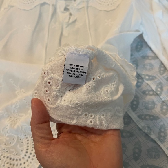 Single Thread Eyelet Top - Picture 9 of 10